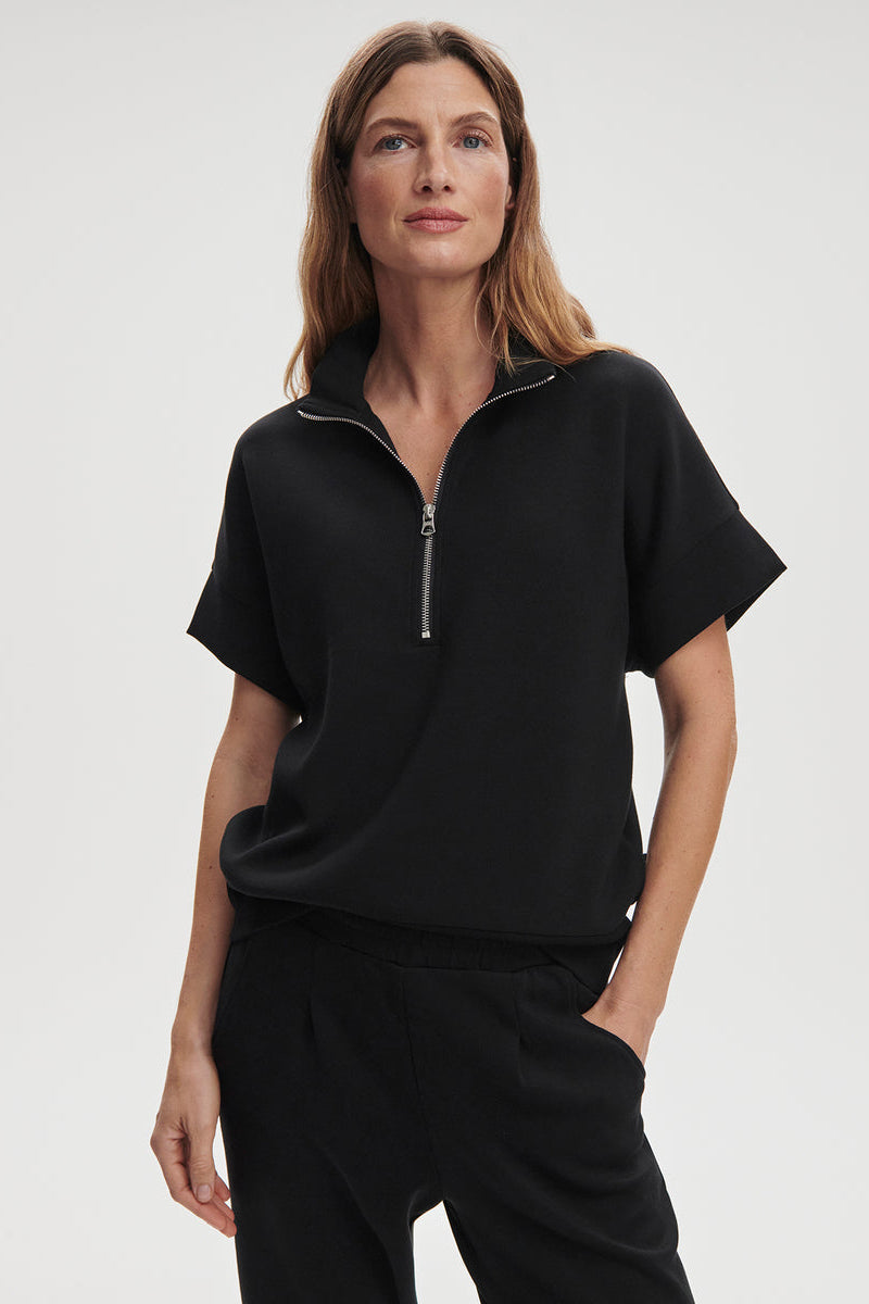 Short-sleeve half-zip sweatshirt, black, with silver zipper and stand collar.