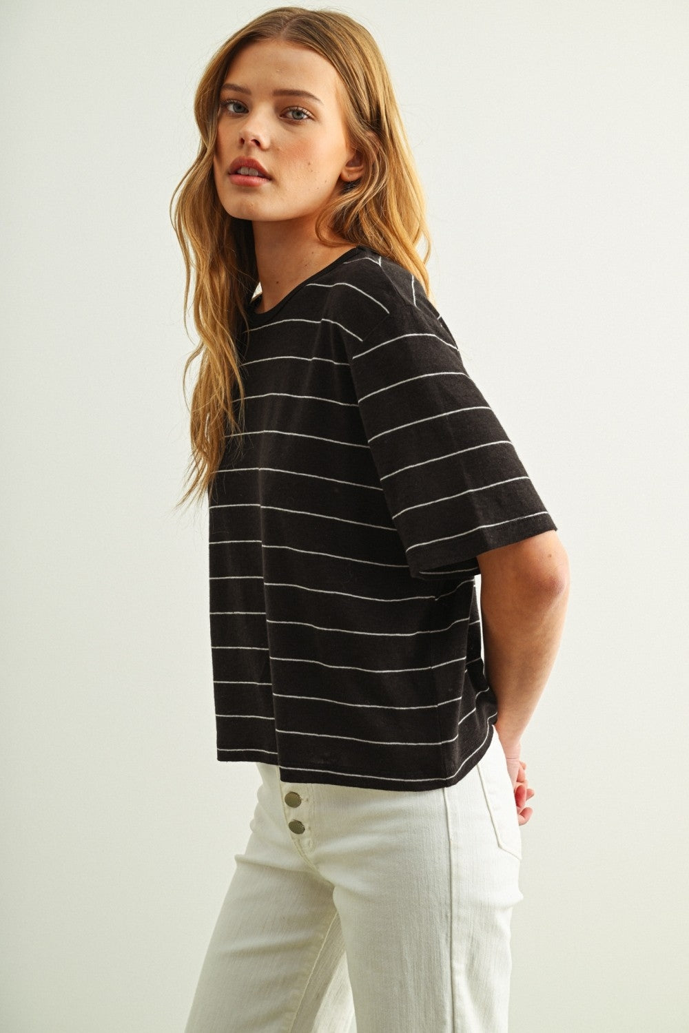 Striped linen top in black/white with horizontal stripes, short sleeves and loose fit