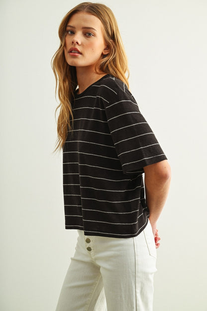 Striped linen top in black/white with horizontal stripes, short sleeves and loose fit