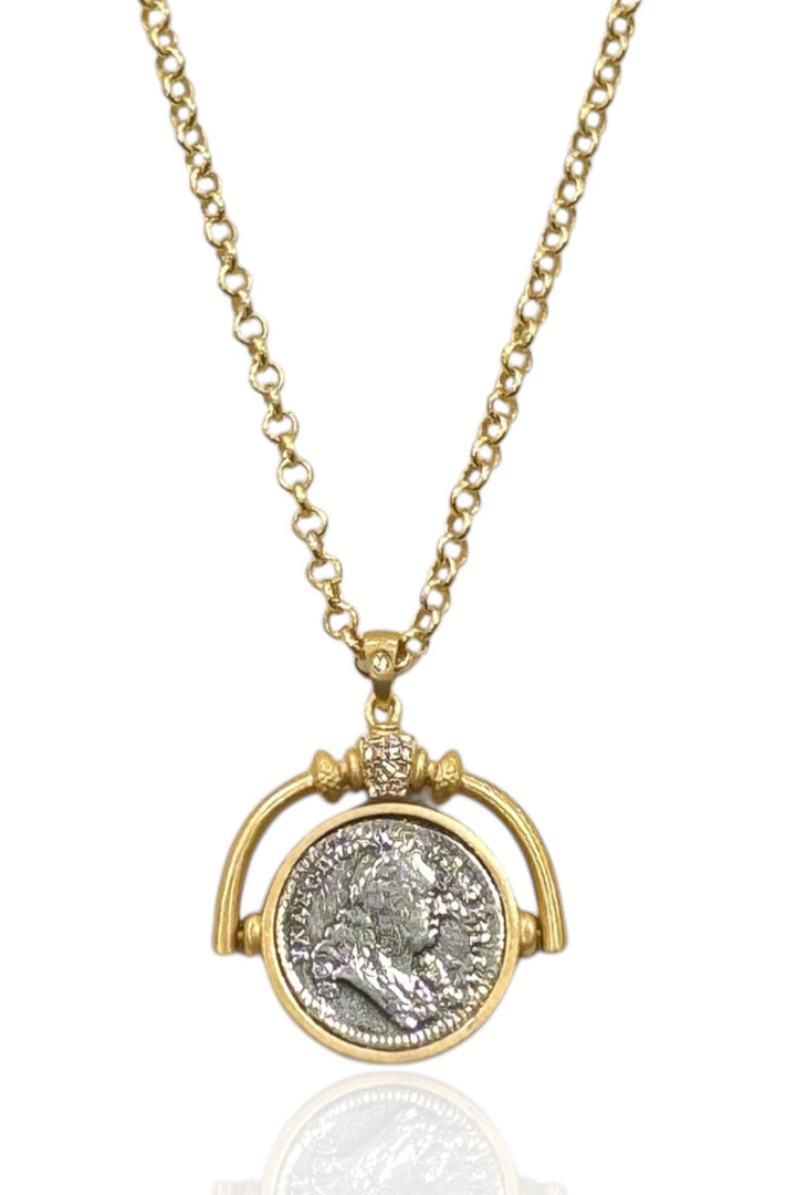 Gold spinner necklace pendant with round textured face on link chain