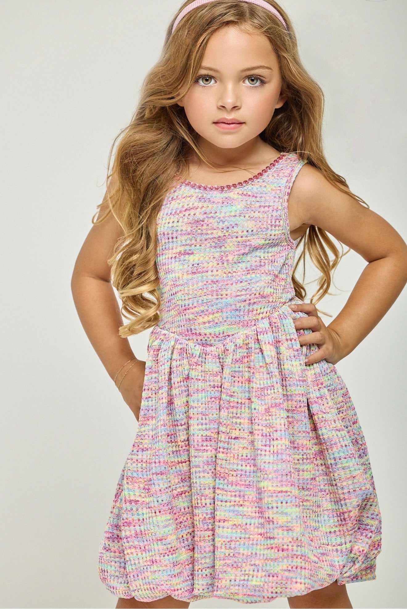 Sleeveless pink multicolor bubble dress, round neckline, gathered waist skirt