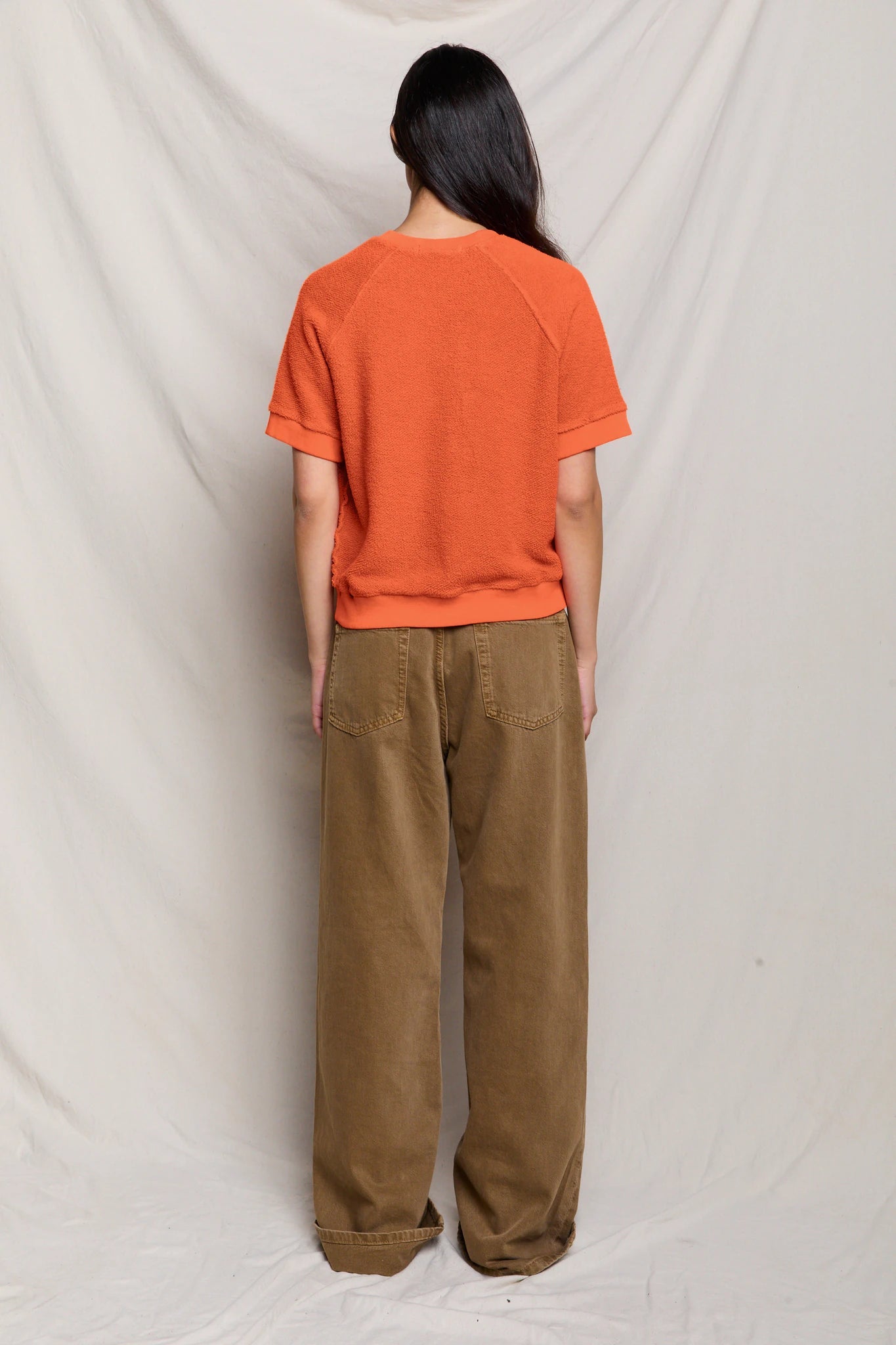 Orange fleece short-sleeve sweatshirt, crew neck, back view