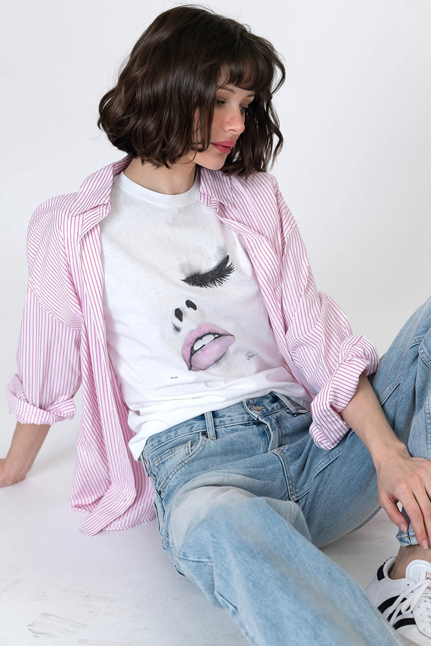 White graphic crewneck tee with eyelashes and lips print