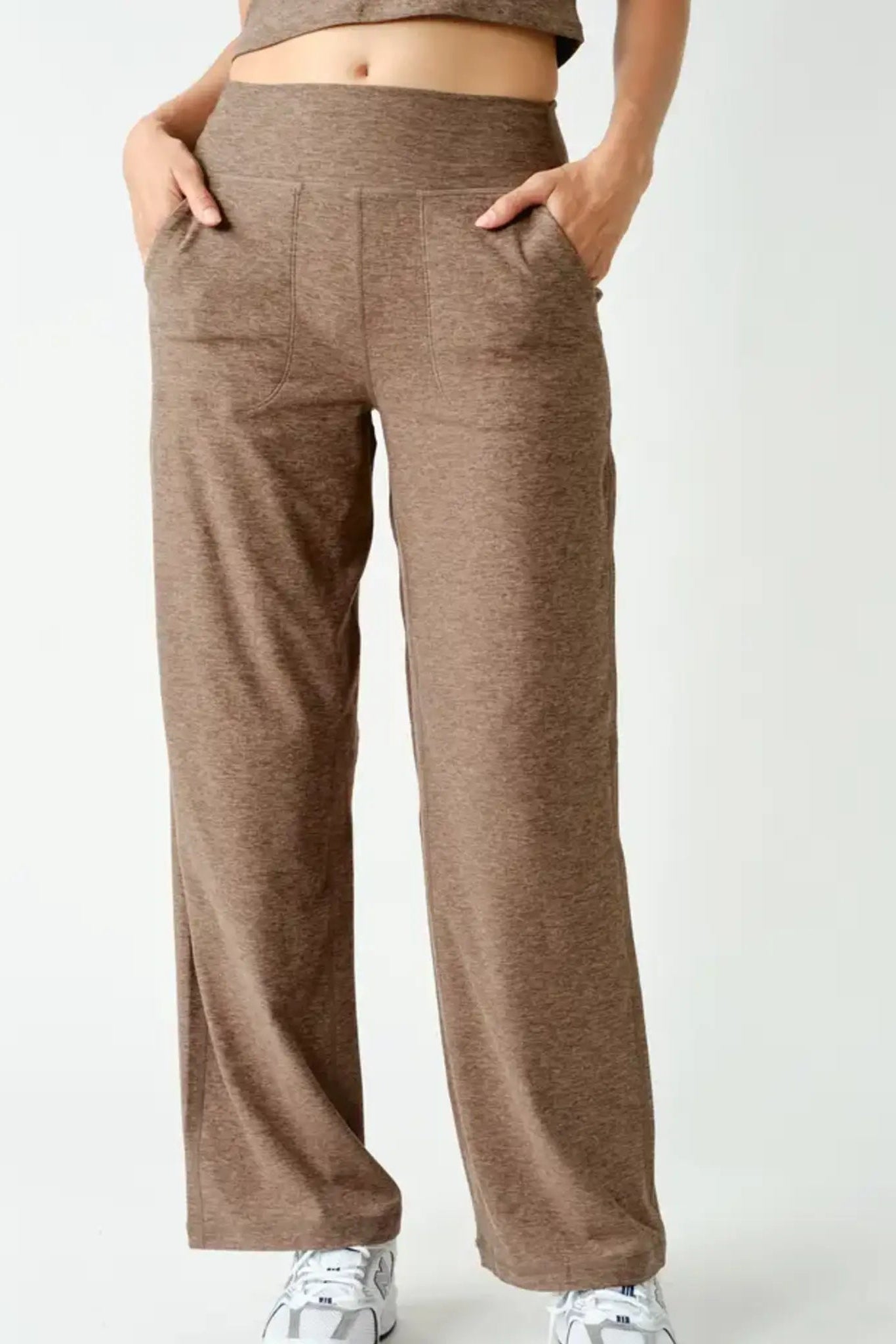 Active pants in truffle with elastic waistband and side seam details